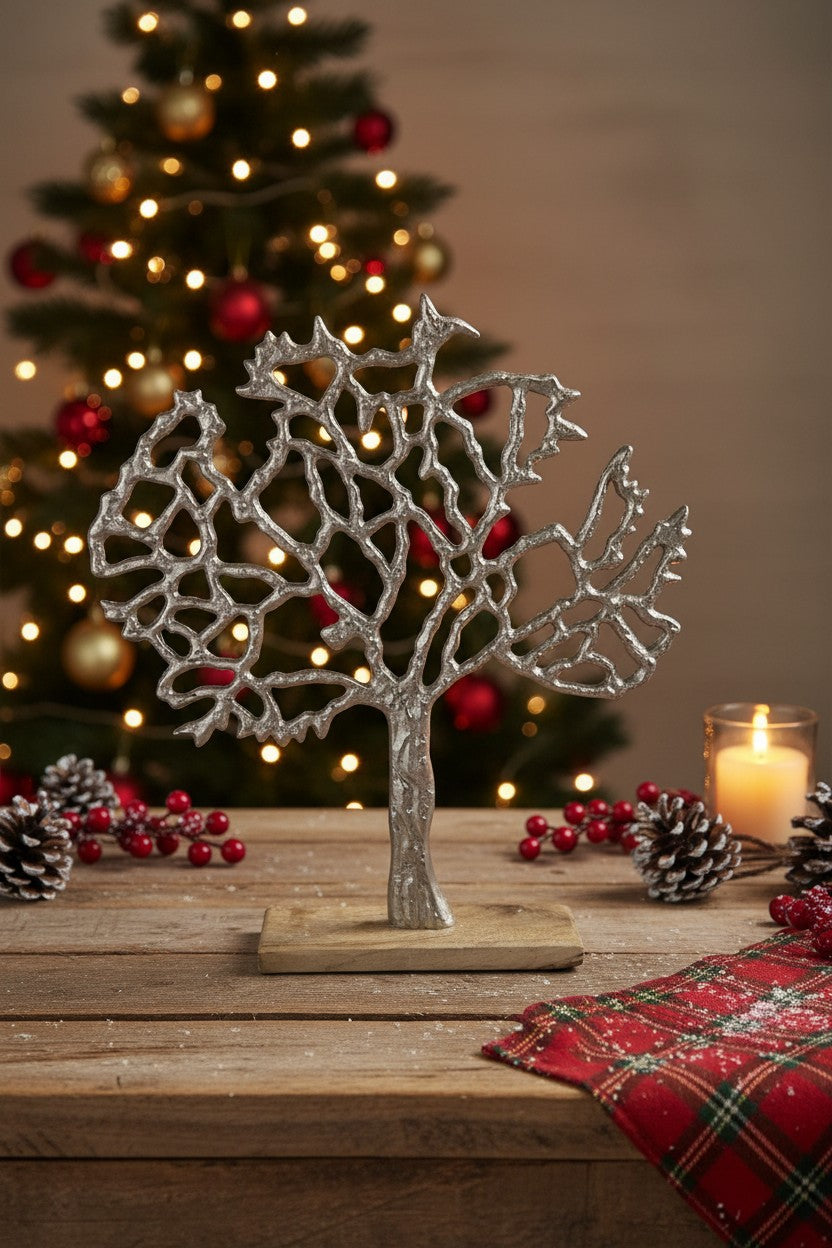 Silberner Deko-Baum auf Holzsockel